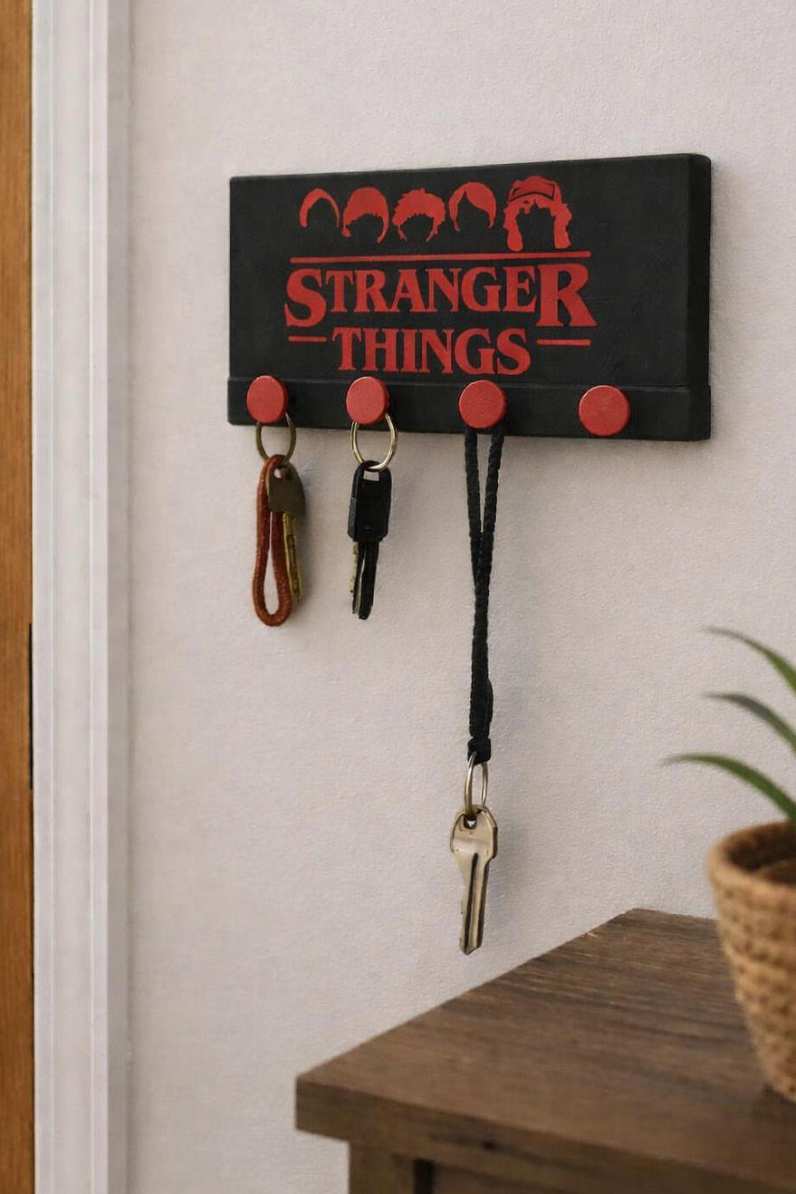 Stranger Things Temalı Duvar Anahtarlığı – Dekoratif Askılık (22 x 11 cm)